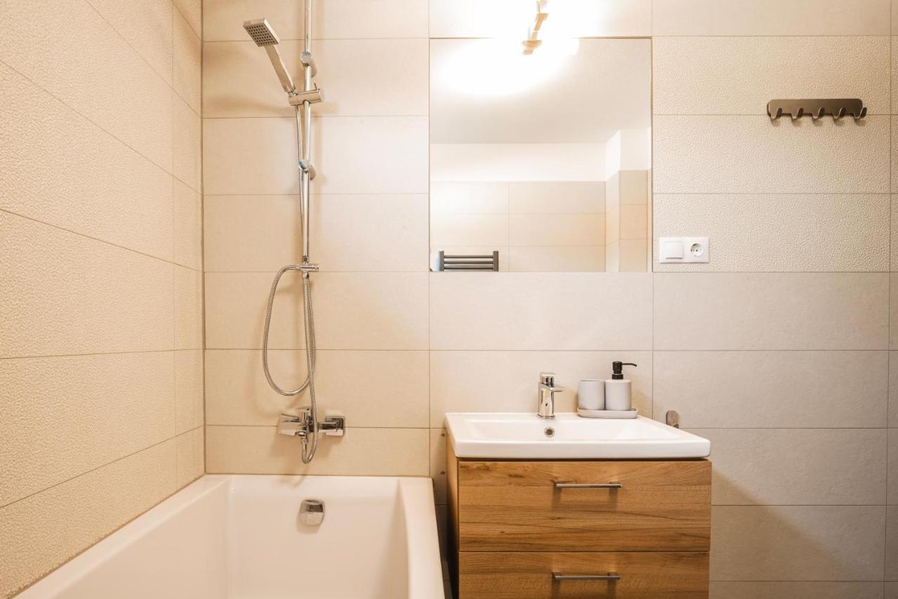 Bazalt Apartments Миеркуря Чук Екстериор снимка
