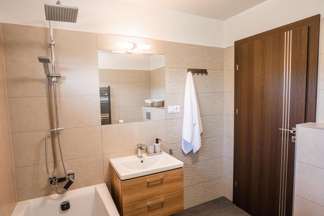 Bazalt Apartments Миеркуря Чук Екстериор снимка